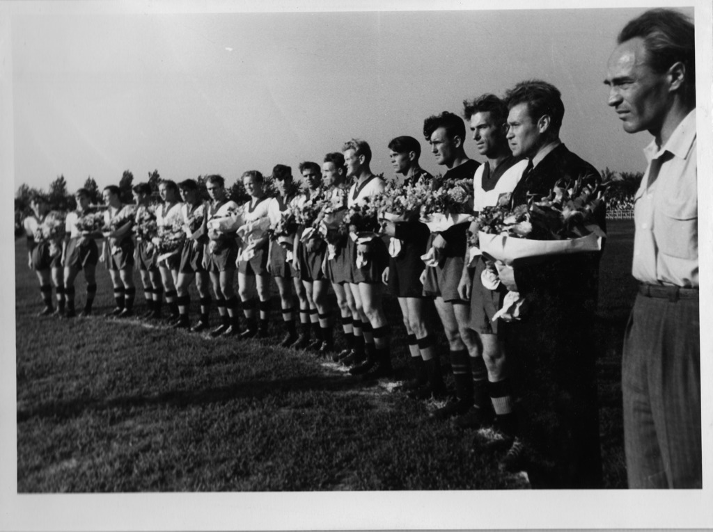 Silviu Ploesteanu_0002 Cu un an şi jumătate mai devreme. Silviu Ploeşteanu (primul din dreapta) veghind asupra echipei "stegare".