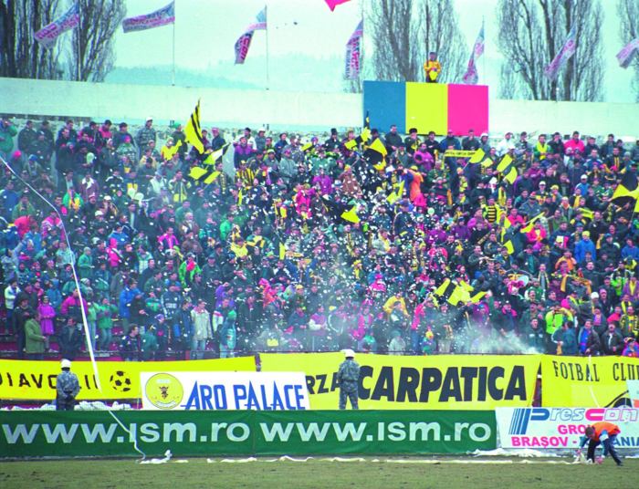 Aici, galeria stătea la Tribuna a 2-a, aşa cum arată această tribună a stadionului "Silviu Ploeşteanu" în anul 2000.