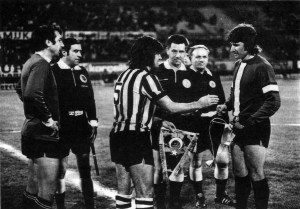 Schimbând fanioane înainte de turul cu Beşiktaş