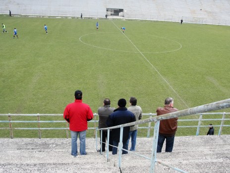 Prima fotografie din această epopee e datată 4 martie 2010. Din tată-n fiu pe stadionul ICIM, la un meci între Juniorii Steagului şi echipa mare. Taţii sunt în tribuă, fiii pe teren.