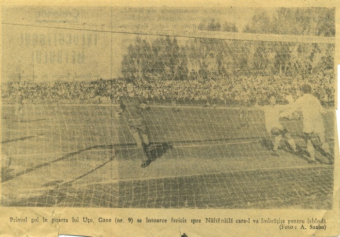 Călin Gane celebrează prima reuşită (din cele trei) în poarta dinamoviştilor alături de Lulu Năftănăilă şi întregul stadion "Tractorul".