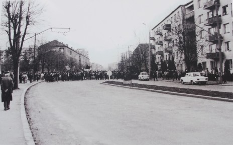 15 Noiembrie 1987, Braşov. Coloana de muncitori apropiindu-se de Hidromecanica. În această fotografie ei se află în dreptul Bisericii de Lemn. Foto: Pavel Paul.