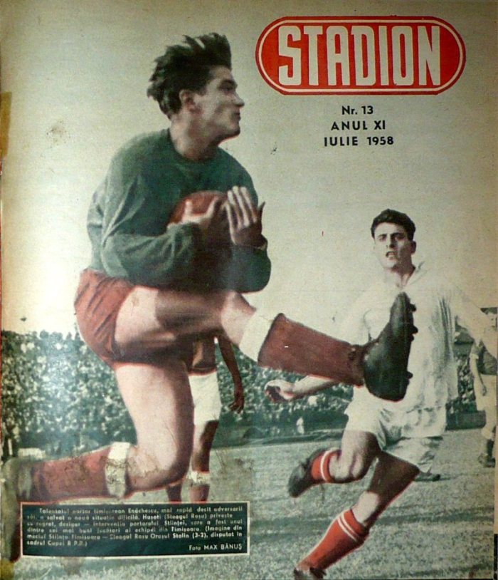 Emanoil Haşoti (alb) priveşte deznădăjduit cum portarul Ştiinţei prinde mingea. Pentru Steagul Roşu a fost prima din cele 7 semifinale de Cupă care aveau să urmeze.