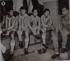 1964: în dreapta, tânărul antrenor secund Nicolae Proca îşi pregăteşte discursul.