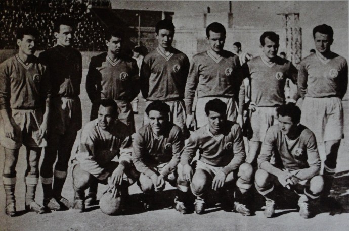 15 februarie 1961, Atena: primul 11 pentru Steagul Roşu Braşov în meciul cu AEK.În picioare, de la stânga: Haşoti, Zbârcea, Szeredai, Nagy, Szigety, Meszaroş, Campo. Jos: Ghiţă, David, Năftănăilă, Zaharia.