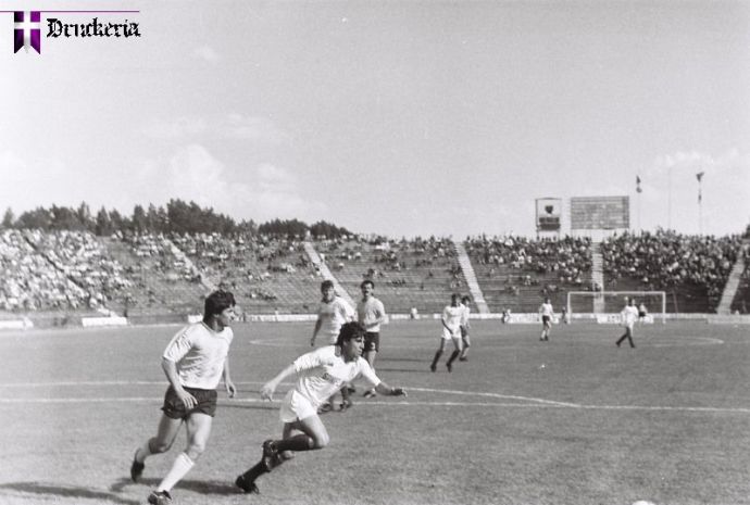 Jucătorul "stegar" (stânga) pare luat prin surprindere de vivacitatea adversarului său.