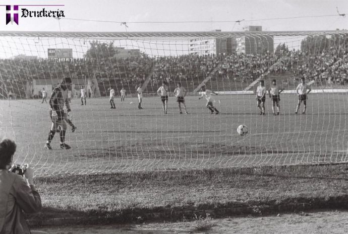 Posturile fotbaliştilor "stegari" după transformarea pentaly-ului timişorean vorbesc de la sine despre dorinţa ca meciul să se termine cât mai repede.