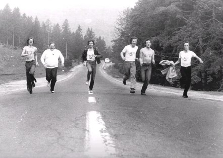 1979. “Stegarii”, cu Nicolae Proca antrenor, alergau după obţinerea promovării, “roacării” după gloria muzicală. Daniil Proca este primul din dreapta. sursa: grup74.ro