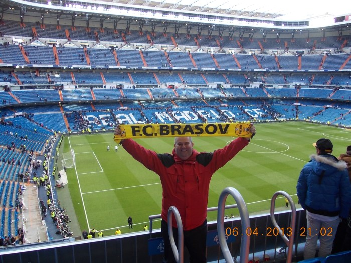 "Bine v-am găsit, stimaţi telespectatori, la meciul Real Madrid - FC Braşov, din sferturile Cupei Campionilor Europeni. Eu sunt Gigi şi voi comenta pentru dumneavoastră partida din această seară. Hai Steagu' !"