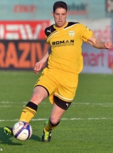 Ricardo Machado, marcator în ultimele două meciuri ale Brașovului, aici într-o ipostază mai puțin comună: cu mingea la picior. Sperăm ca loviturile sale de cap să nimerească și poarta rapidistă.