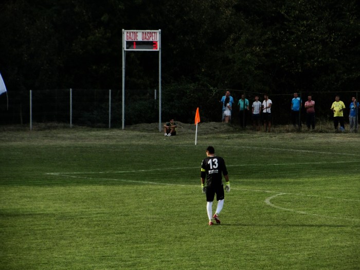 Simetrie. La 1-3 pe tabelă, căpitanul nostru cu numărul 13 priveşte o nouă încercare ofensivă a colegilor săi de a duce meciul dincolo de orice îndoială.