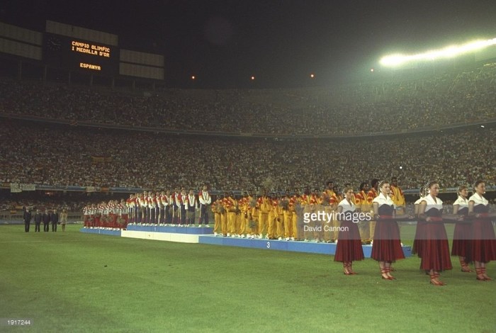 8 august 1992, Barcelona, ceremonia de premiere a turneului olimpic de fotbal. Spania pe locul 1, Polonia pe 2, iar pe locul 3 Ghana. Dossey este pe undeva pe acolo, nu am reuşit să-l identific. A fost ultima medalie obţinută de Ghana la Jocurile Olimpice. sursa foto: Getty Images