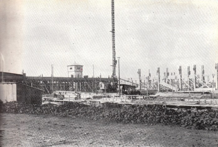 1935 - Uzinele Astra Braşov se află în construcţie. În fundal se poate observa turnul vechii fabrici ROMLOC. sursa foto: cartea 